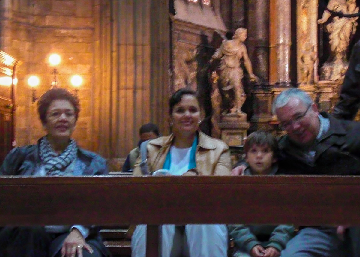 Two grandparents pose with their daughter and their grandson in Il Duomo in Milan