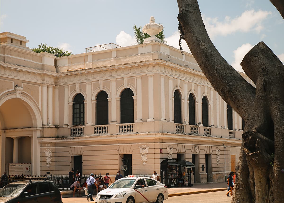 Side view of the historic Casa de Montejo building in Mérida with arched windows and a cream-colored facade.
